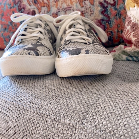 LIKE NÉW DR. SCHOLLS BE FREE 6.5 SHOE - Picture 4 of 8